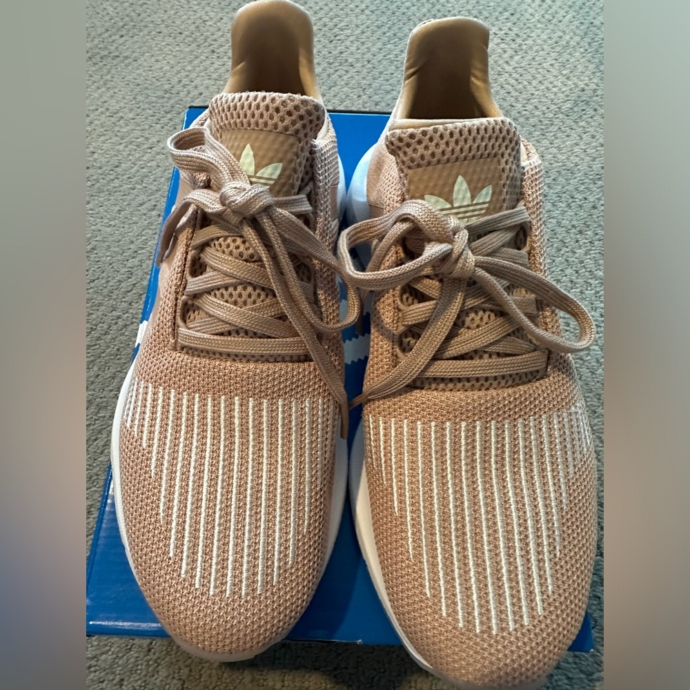 Adidas swift run sneaker women’s size 8
